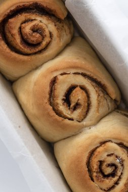 Vanilyalı kremalı ev yapımı tarçınlı pasta. Vejetaryen aşçı. beyaz arkaplan.