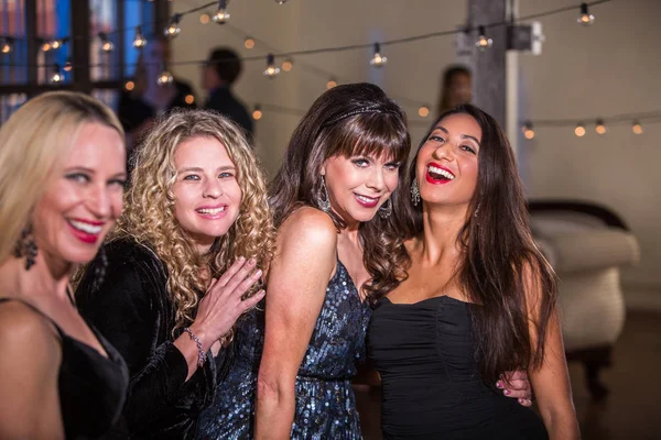 Bir Partide Eğleniyor Dört Olgun Kadın — Stok fotoğraf