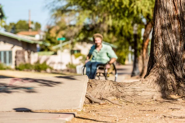 Foco Profundo Uma Cadeira Rodas Olhando Sobre Obstáculo Calçada — Fotografia de Stock