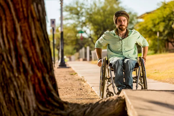 Muž Invalidním Vozíku Přes Chodník Překážku — Stock fotografie
