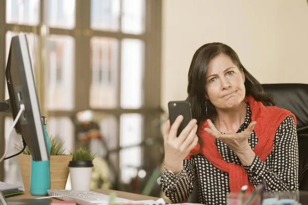 Professionele Vrouw Die Reageren Negatieve Telefoon Inhoud — Stockfoto