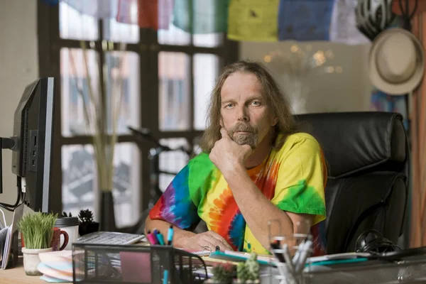 Man Tie Dye Shirt Zijn Bureau — Stockfoto