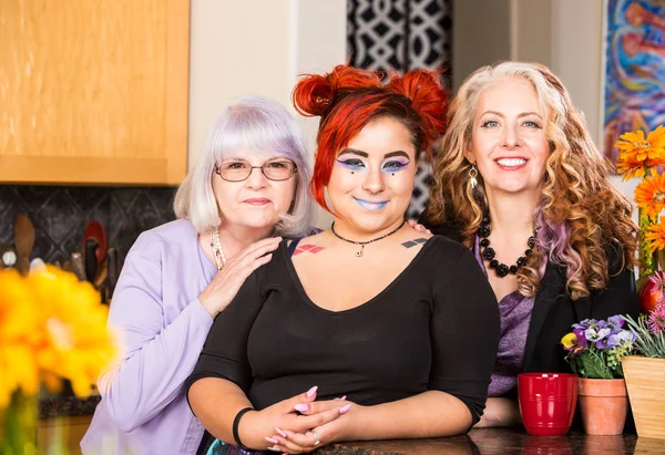 Tres Mujeres Sonriendo Cocina — Foto de Stock