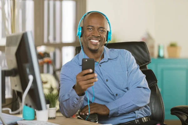 Hombre Relajado Una Oficina Creativa Escuchando Música Otros Medios — Foto de Stock