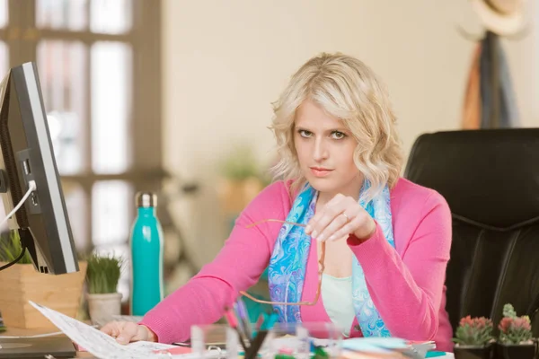 Skeptical Young Woman Working Her Desk — Stock Photo, Image