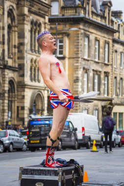 Edinburgh, İskoçya - 7 Ağustos: Sokak icracı ayakta Edinburgh Fringe Festivali'nde bir davada Spikey olacaktır. 7 Ağustos 2018 yılında Edinburgh, İskoçya.
