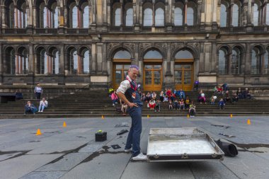 Edinburgh, İskoçya - 7 Ağustos: Sokak icracı Spikey olacak eğlenceli insanlar Edinburgh Fringe Festivali'nde. 7 Ağustos 2018 yılında Edinburgh, İskoçya.