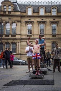 Edinburgh, İskoçya - 7 Ağustos: Sokak icracı Spikey olacak Edinburgh Fringe Festivali'nde esneme. 7 Ağustos 2018 yılında Edinburgh, İskoçya.