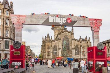 Edinburgh, İskoçya - 7 Ağustos: Katılımcı Edinburgh Fringe Festivali'nde sokaklarda sel. 7 Ağustos 2018 yılında Edinburgh, İskoçya.