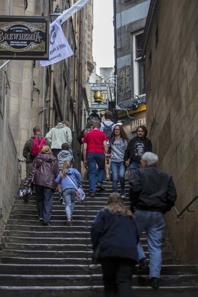 Edinburgh Scotland August Festival Attendees Walking Close Alley Edinburgh Fringe — Stock Photo, Image