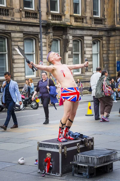 Edinburgh Skotsko Srpna Pouliční Muzikant Spikey Bude Volání Davu Fringe — Stock fotografie