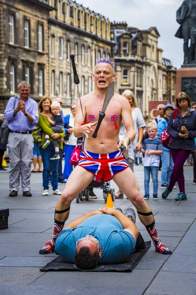 Edinburgh, İskoçya - 7 Ağustos: Sokak çalgıcısı Spikey Edinburgh Fringe Festivali'nde olacaktır. 7 Ağustos 2018 yılında Edinburgh, İskoçya.