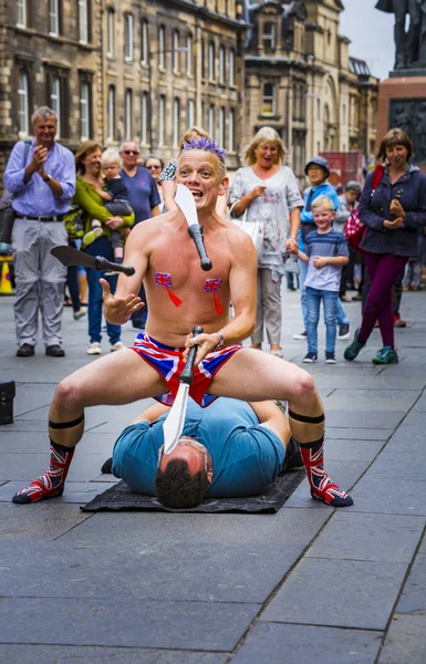 Edinburgh, İskoçya - 7 Ağustos: Sokak icracı Spikey olacak Edinburgh Fringe Festivali'nde hokkabazlık. 7 Ağustos 2018 yılında Edinburgh, İskoçya.