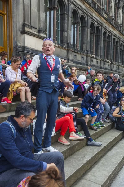 Edinburgh Scotland August Street Performer Spikey Crowd Edinburgh Fringe Festival — Stock Photo, Image