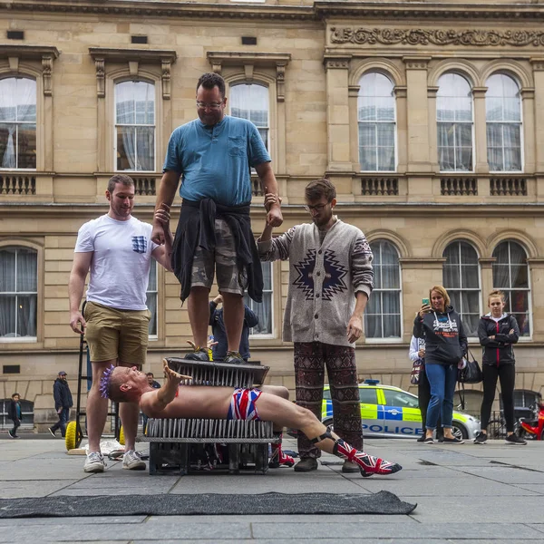 Edinburgh, İskoçya - 7 Ağustos: Sokak icracı Spikey olacak attepts çivi Edinburgh Fringe Festivali'nde bir yatak üzerinde tehlikeli bir dublör. 7 Ağustos 2018 yılında Edinburgh, İskoçya.