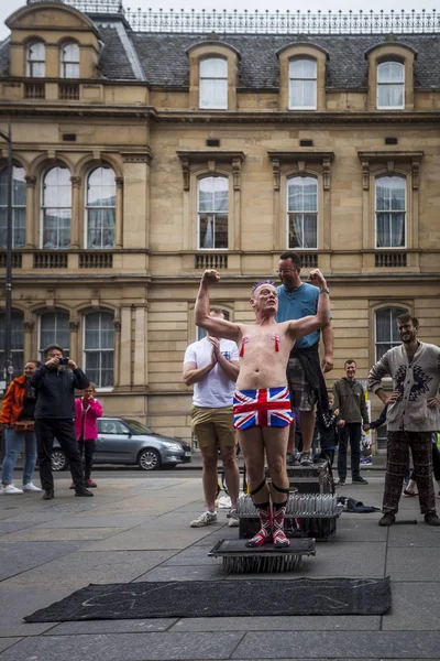 Edinburgh, İskoçya - 7 Ağustos: Sokak icracı Spikey olacak Edinburgh Fringe Festivali'nde esneme. 7 Ağustos 2018 yılında Edinburgh, İskoçya.
