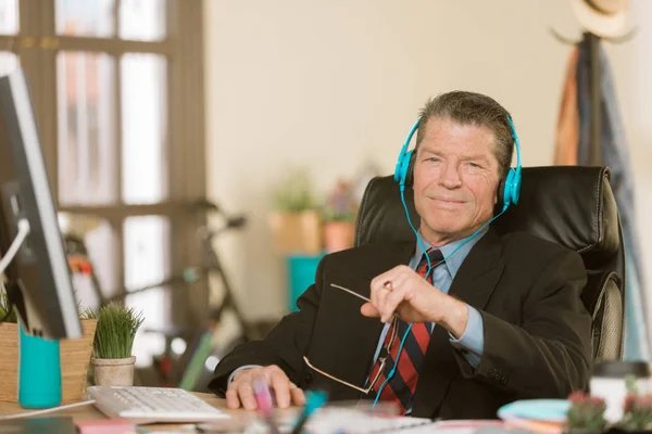 Hombre Profesional Una Oficina Creativa Escuchando Música Otros Medios — Foto de Stock