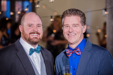 Papyon bir partide iki yakışıklı gülümseyen adam