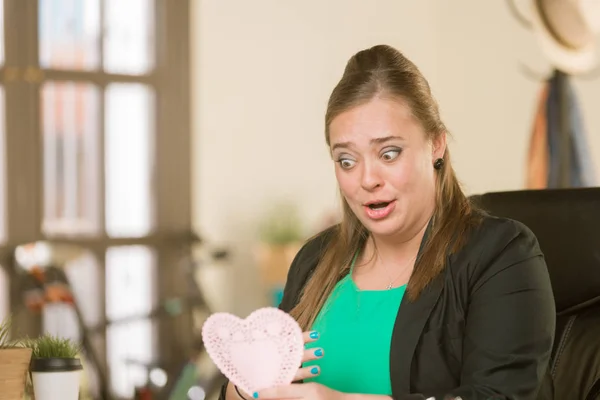 Giovane Donna Professionale Creativa Che Reagisce Messaggio San Valentino — Foto Stock