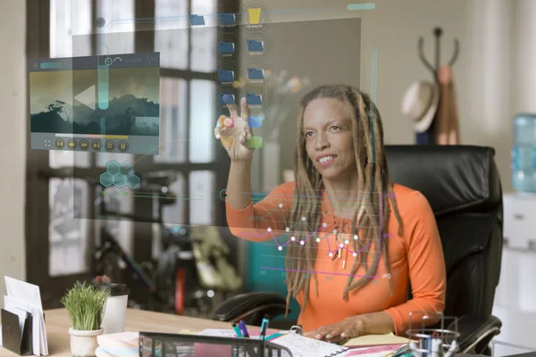 Mujer Profesional Trabajando Con Una Pantalla Futurista Oficina — Foto de Stock