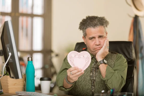 Hombre Profesional Creativo Reaccionando Negativamente Mensaje San Valentín — Foto de Stock