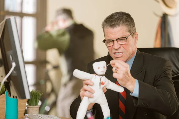 Enojado Hombre Profesional Poniendo Alfiler Una Muñeca Vudú Colega Fondo — Foto de Stock