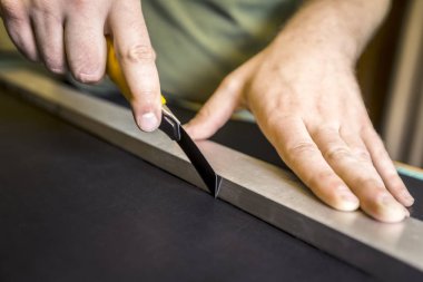 Düz bir bıçakla deri keser