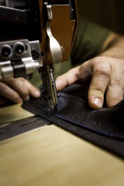 Endüstriyel dikiş makinesine dikey dikiş.