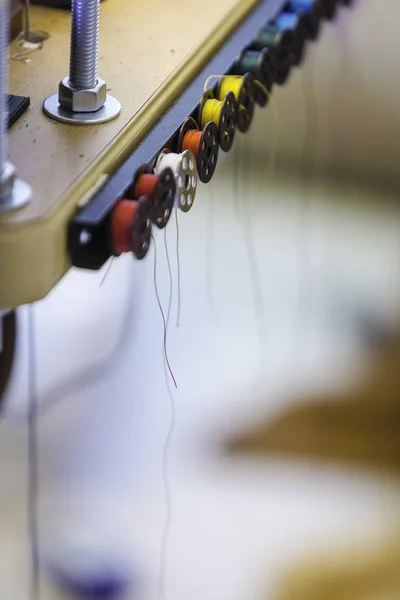 Bancadas Coloridas Com Fio Pesado Para Uma Máquina Costura Industrial — Fotografia de Stock