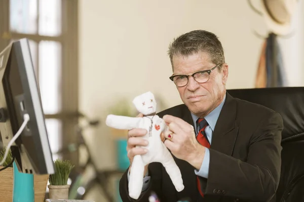 Hombre Profesional Enojado Poniendo Alfiler Corazón Una Muñeca Vudú —  Fotos de Stock