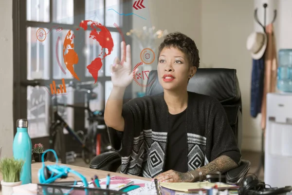 Профессиональная Женщина Работает Футуристическом Экране Своем Офисе — стоковое фото
