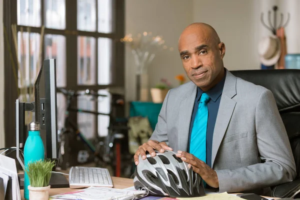 Hombre Profesional Guapo Con Casco Bicicleta — Foto de Stock