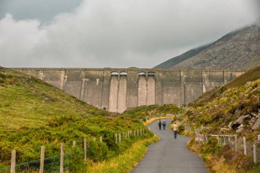 Kuzey İrlanda 'da Kilkeel yakınlarında Ben Crom Barajı' na yaklaşan yürüyüşçüler