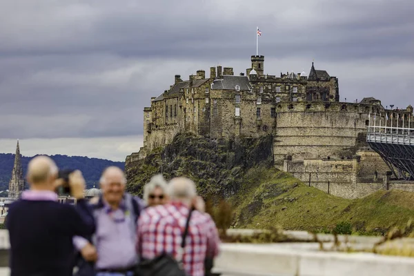 Touristen Fotografieren Vor Dem Edinburgh Castle — Stockfoto