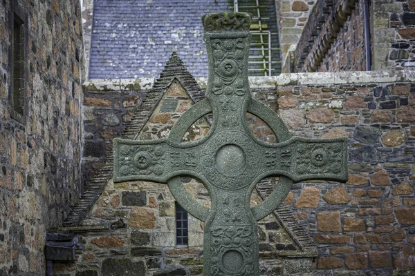 Saint Johns High Cross Μπροστά Από Ιστορικό Μοναστήρι Iona — Φωτογραφία Αρχείου