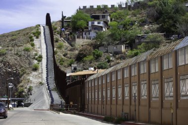Amerika Birleşik Devletleri 'nin Nogales ile olan sınır duvarı sağda.
