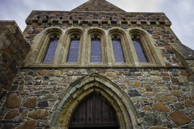 Iona Manastırı, tapınağın girişinden itibaren ayrıntıları sunar.