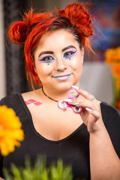 Meisje Draaien Een Fidget Spinner — Stockfoto