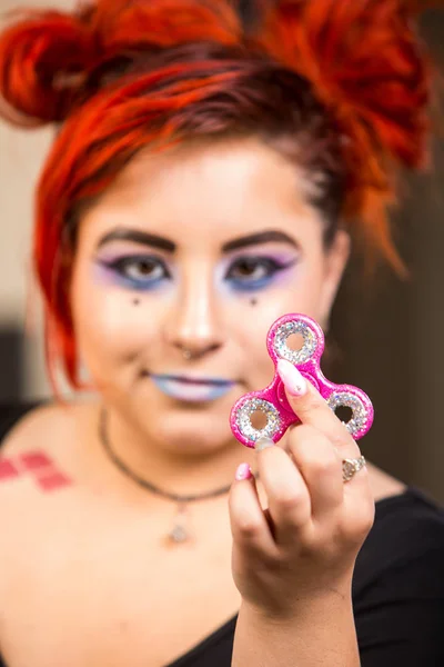 Girl Spinning Fidget Spinner — Stock Photo, Image