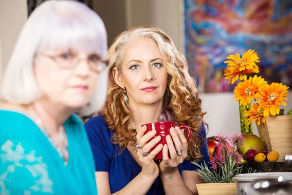 Two Female Friends Sit Kitchen — Stock Photo, Image