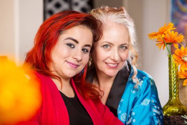 Anne ve kızı mutfakta gülümse