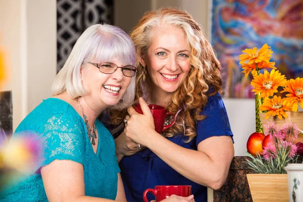 Twee Gelukkige Vrouwen Glimlachend Keuken — Stockfoto