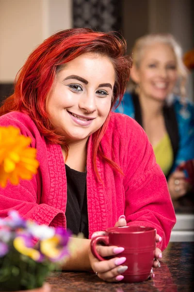 Meisje Badjas Glimlacht Keuken — Stockfoto