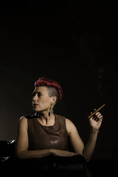 Moderne Frau Mit Fuchsiafarbenem Haar Und Zigarre — Stockfoto