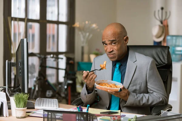 Hombre infeliz con su almuerzo en el trabajo — Foto de Stock