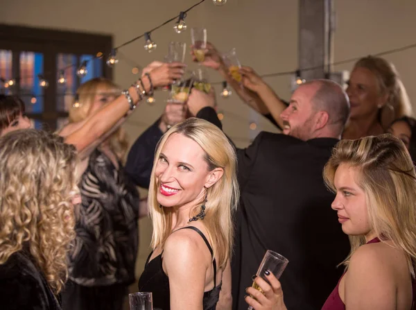 Frau albern auf der Tanzfläche — Stockfoto