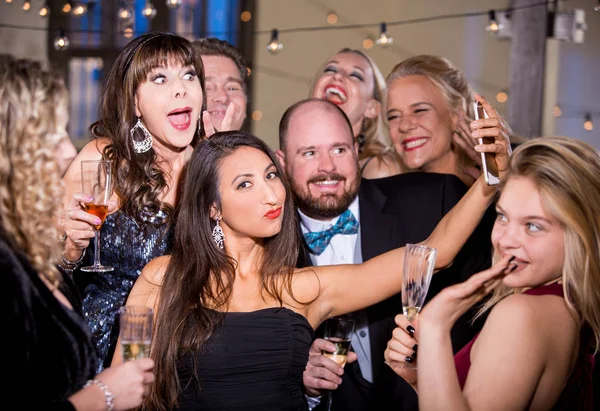 Frau macht Party-Selfie — Stockfoto