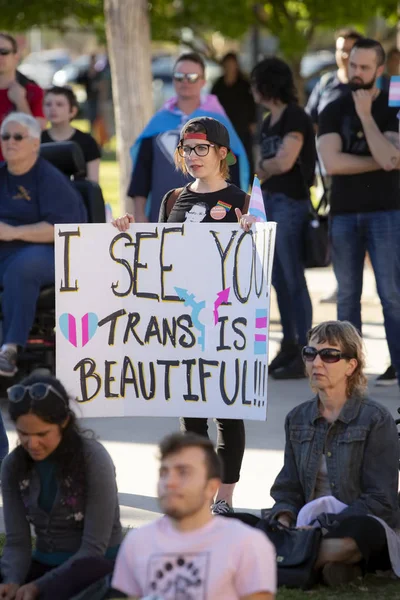 Frau mit Schild zur Unterstützung von Trans-Menschen bei Kundgebung — Stockfoto