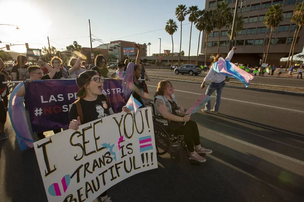 Marcheurs chanteurs lors d'un rassemblement de soutien trans — Photo