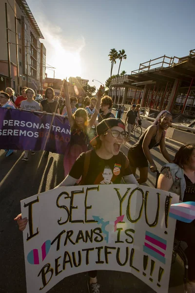 Vertikale Aufnahme skandierender Marschierer bei einer Trans-Support-Kundgebung — Stockfoto